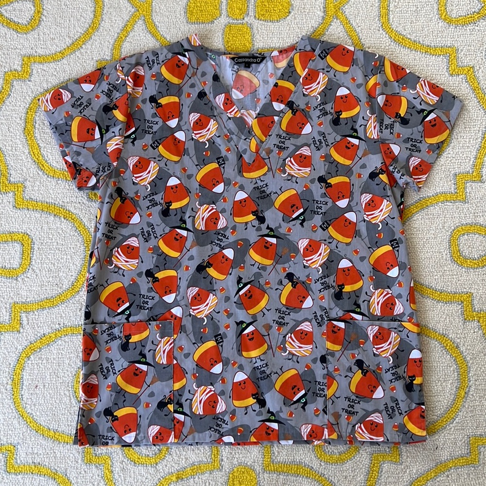 Halloween Scrub Top. Sz L